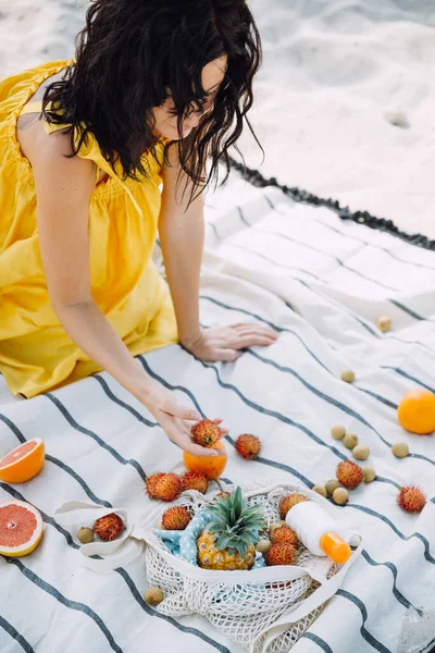 Woman Exotic Fruits Beach — Stock Photo, Image