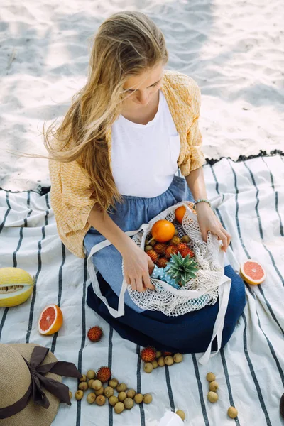 Mujer Con Una Bolsa Algodón Varias Frutas Exóticas — Foto de Stock