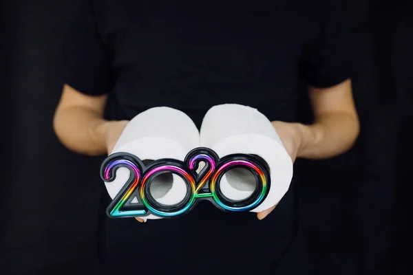 Människans Händer Håller Toalettpapper Med 2020 Års Tecken — Stockfoto