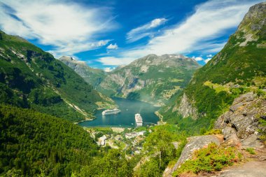 Mavi Akdeniz 'in sınırsız uzayı ve Yunanistan kıyısı yakınlarında küçük ıssız bir ada..