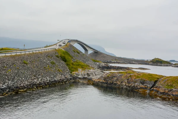在一个多雨的夏日 挪威海岸上美丽的天桥 — 图库照片