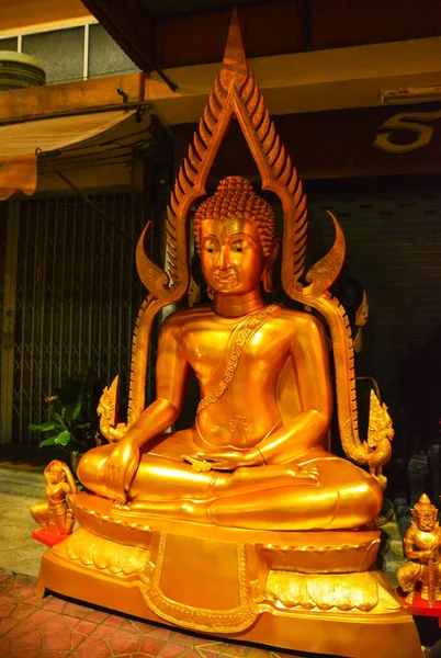 Big Figure Sitting Buddha Being Sold Street Night Bangkok — Stok fotoğraf