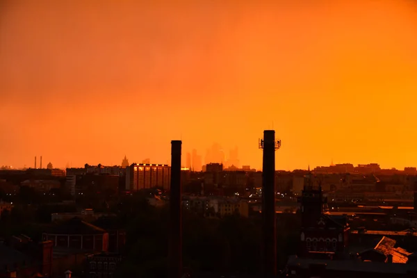 Nube Lluvia Encuentra Con Atardecer Fuego Sobre Una Gran Ciudad — Foto de Stock
