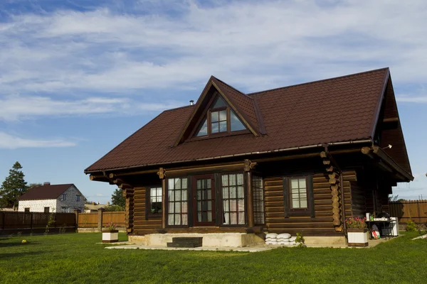 Houten huis zonnige zomerdag — Stockfoto