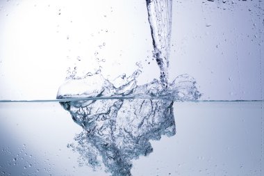 Tek renkli bir arka planda soyutlama temiz su