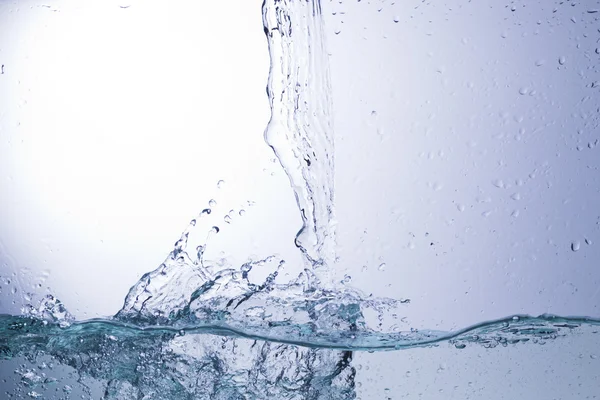 Acqua limpida su fondo monocromatico, estrazione — Foto Stock