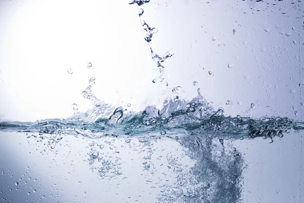 Čistá voda na jednobarevné pozadí, abstrakce — Stock fotografie