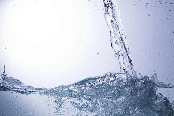 Água clara sobre um fundo monocromático, abstração — Fotografia de Stock