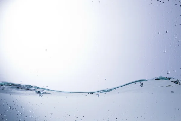 Bersihkan air pada latar belakang monokromatik, abstraksi — Stok Foto