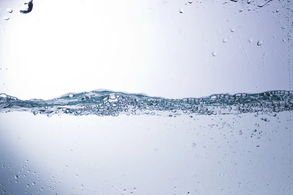 Acqua limpida su fondo monocromatico, estrazione — Foto Stock