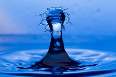 Damla, spreyler, renkli arka plan üzerinde su sıçramalarına