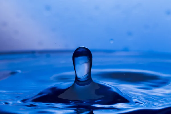 Drops, sprays, splashes of water on a colorful background — Stock Photo, Image