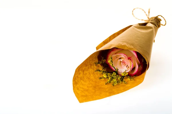 Bouquet di fiori "Limonio" e "Dolcezza" Rosa in pergamena — Foto Stock