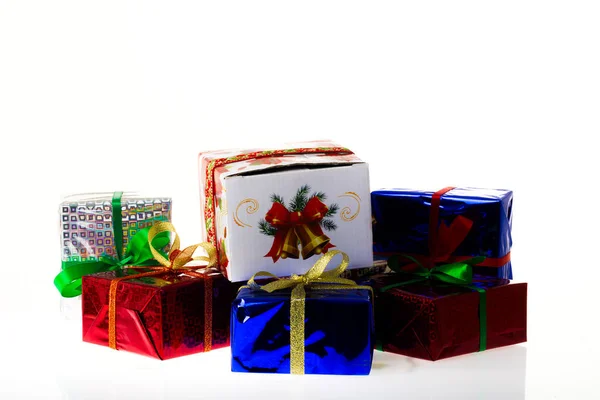 흰색 바탕에 다 색된 선물 상자 — 스톡 사진
