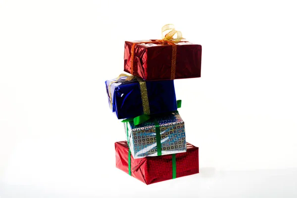 Beyaz arka plan üzerinde çok renkli hediye kutuları — Stok fotoğraf