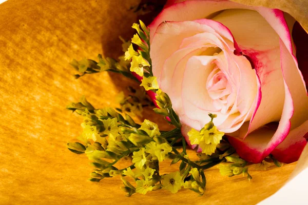 Bouquet di fiori "Limonio" e rosa "Dolcezza" in pergamena — Foto Stock