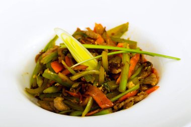 Plaka makro sebzeli kızarmış et