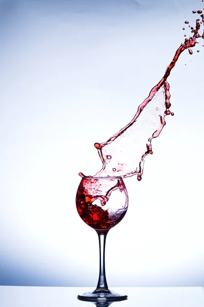 Vin plaskade i glas — Stockfoto
