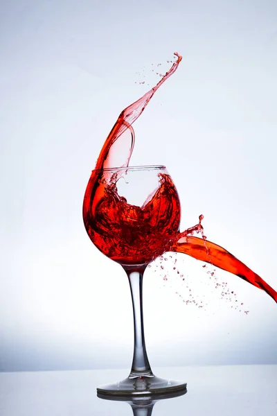 Wein spritzt im Glas — Stockfoto