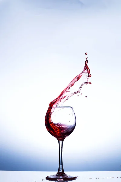 Wein spritzt im Glas — Stockfoto