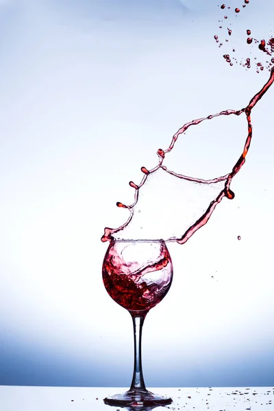 Spetteren in glas wijn — Stockfoto