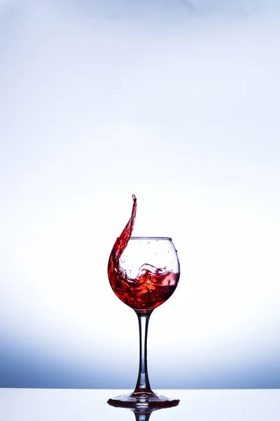 Spetteren in glas wijn — Stockfoto