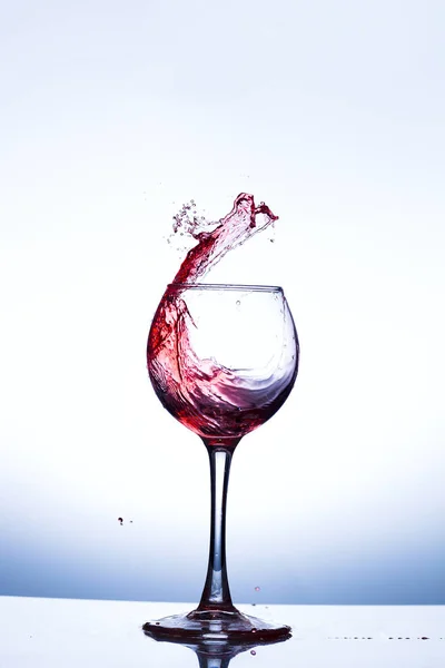 ワインのグラスの中で水しぶき — ストック写真