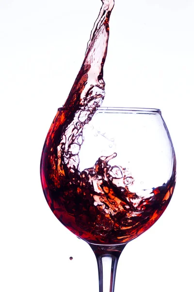 Vin plaskade i glas — Stockfoto