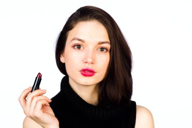 Genç kız bir makyaj yapar