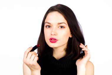 Genç kız bir makyaj yapar