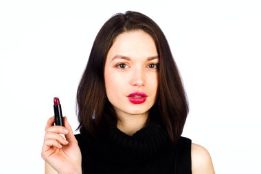 Genç kız bir makyaj yapar