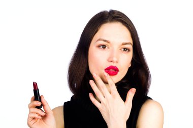 Genç kız bir makyaj yapar