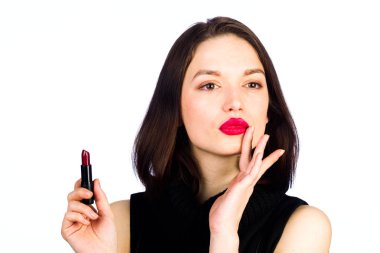 Genç kız bir makyaj yapar