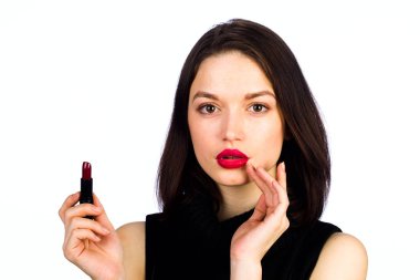 Genç kız bir makyaj yapar