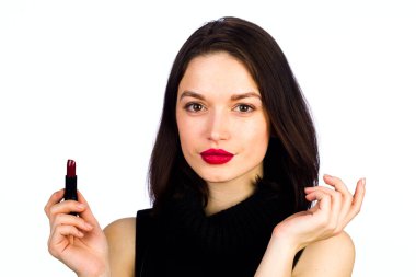 Genç kız bir makyaj yapar