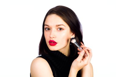 Genç kız bir makyaj yapar