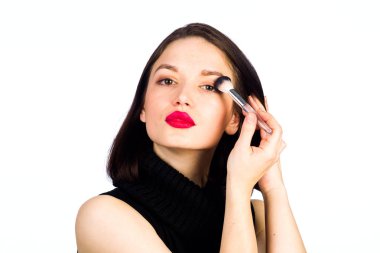 Genç kız bir makyaj yapar