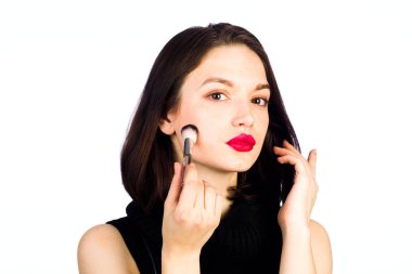 Genç kız bir makyaj yapar