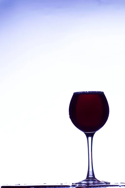 El vino se vierte de una botella en una copa — Foto de Stock