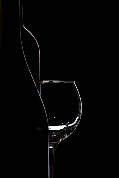 Bicchieri da vino con bottiglia di vino su sfondo nero, minimalismo , — Foto Stock