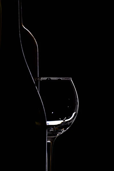 Copas de vino con botella de vino sobre fondo negro, minimalismo , —  Fotos de Stock