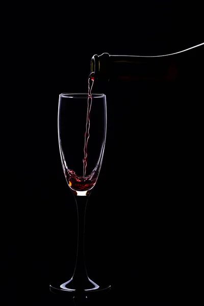 Copos de vinho com garrafa de vinho em um fundo preto, minimalismo , — Fotografia de Stock