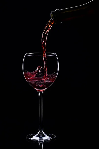 Bicchieri da vino con bottiglia di vino su sfondo nero, minimalismo , — Foto Stock