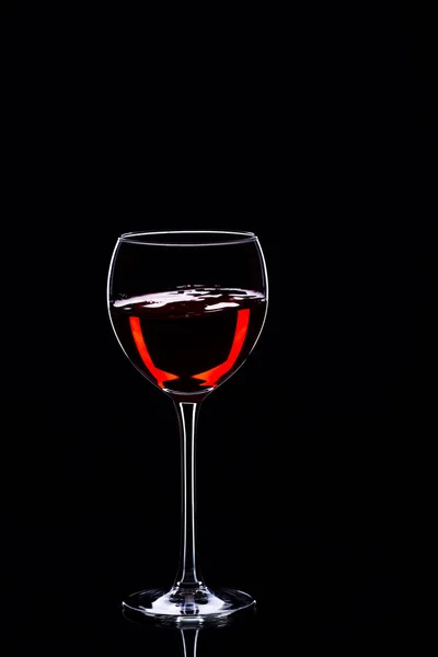 Vinné sklenice s láhví vína na černém pozadí, minimalismus, — Stock fotografie