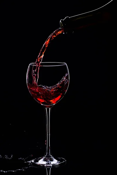 黒の背景にワインのボトルとワイングラス ミニマリズム, — ストック写真