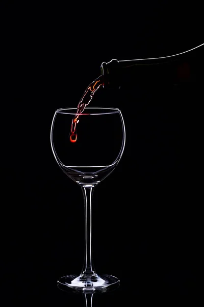 Copas de vino con botella de vino sobre fondo negro, minimalismo , — Foto de Stock