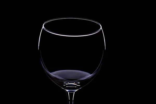 Copos de vinho em um fundo preto, silhueta, minimalismo — Fotografia de Stock