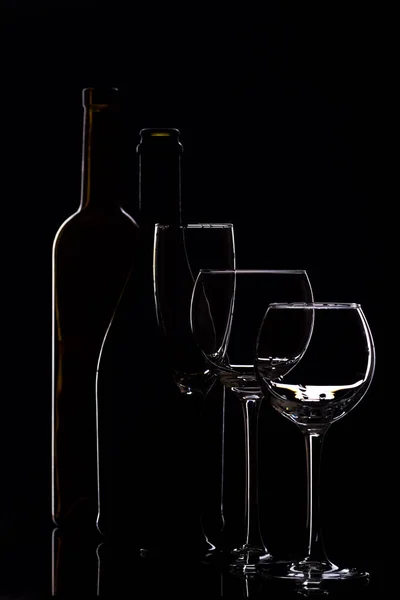 Bicchieri da vino con bottiglia di vino su sfondo nero, minimalismo , — Foto Stock