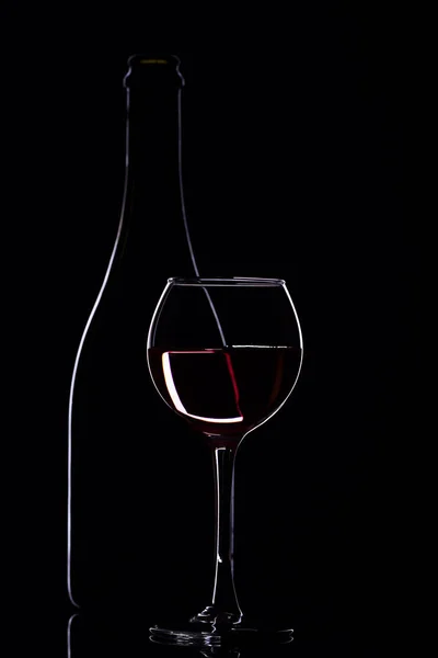 Copas de vino con botella de vino sobre fondo negro, minimalismo , —  Fotos de Stock