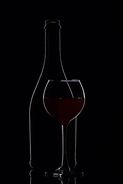 Copas de vino con botella de vino sobre fondo negro, minimalismo , — Foto de Stock